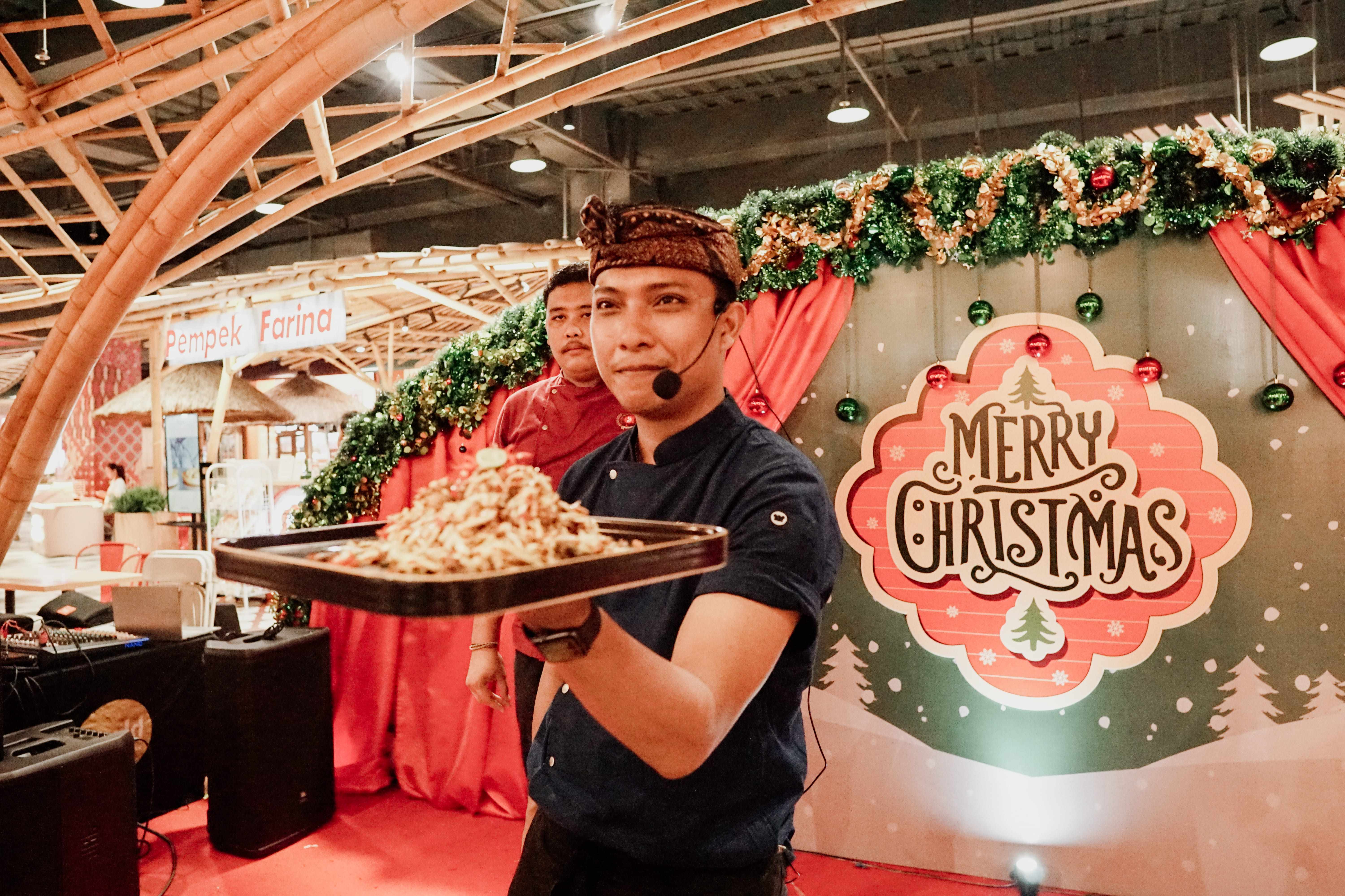 Chef Putu mantan perserta Master Chef Indonesia memasak lawar belut di Nusantara Market