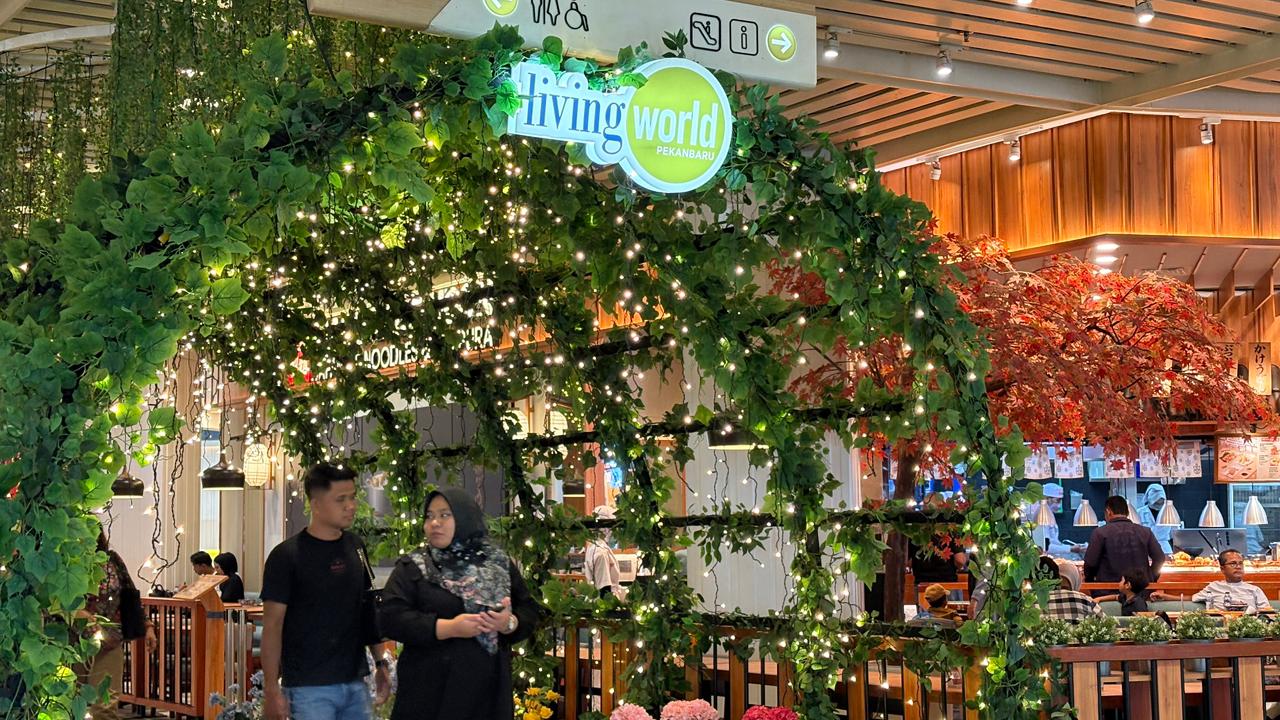 image for Living World Pekanbaru Hadirkan Beragam Kejutan, Hiburan, Grand Prize Mobil, hingga Sal Priadi di ‘For8ver Bloom’